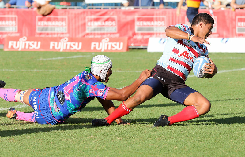 Kotoni Ale (Manly Captain) holds Apo Latunipulu.